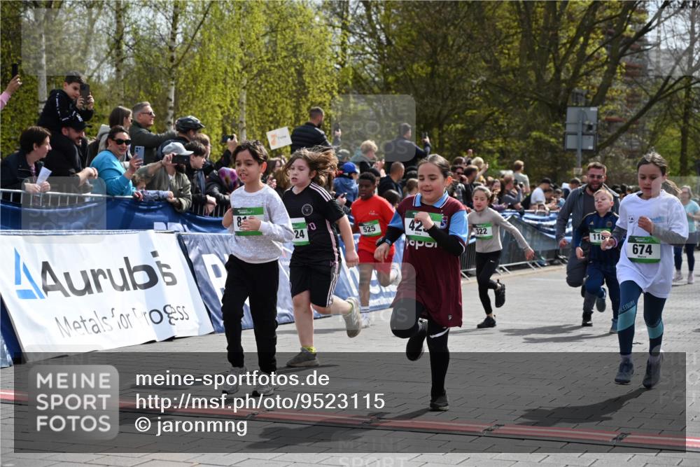 12.04.2026 - 45. Internationalen Wilhelmsburger Insellauf J. Mangold http://msf.ph/oto/9523115 12.04.2026 14:35:42 Ziel 515, 432, 513, 442, 603, 364, 425, 813, 674, 1724, 118, 322, 525, 77, 549 meine-sportfotos.de