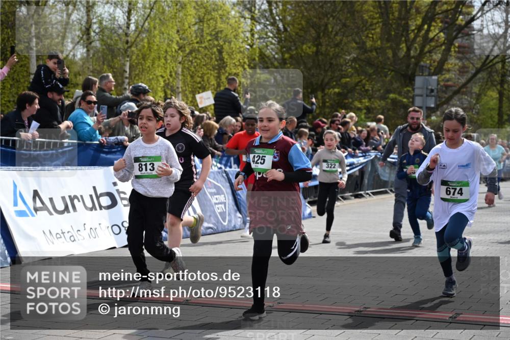 12.04.2026 - 45. Internationalen Wilhelmsburger Insellauf J. Mangold http://msf.ph/oto/9523118 12.04.2026 14:35:42 Ziel 515, 432, 513, 442, 603, 364, 425, 813, 674, 1724, 118, 322, 525, 77, 549 meine-sportfotos.de