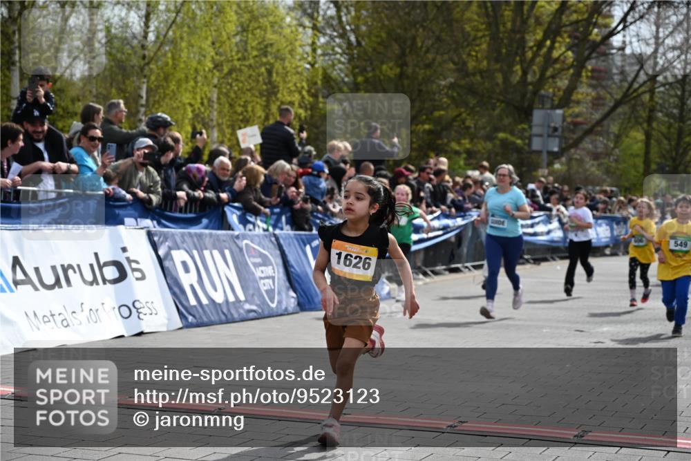 12.04.2026 - 45. Internationalen Wilhelmsburger Insellauf J. Mangold http://msf.ph/oto/9523123 12.04.2026 14:35:44 Ziel 364, 425, 813, 674, 1724, 118, 322, 525, 77, 549, 1729, 606, 13 meine-sportfotos.de