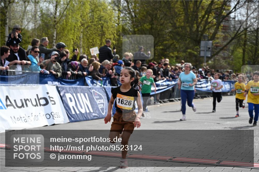 12.04.2026 - 45. Internationalen Wilhelmsburger Insellauf J. Mangold http://msf.ph/oto/9523124 12.04.2026 14:35:44 Ziel 364, 425, 813, 674, 1724, 118, 322, 525, 77, 549, 1729, 606, 13 meine-sportfotos.de