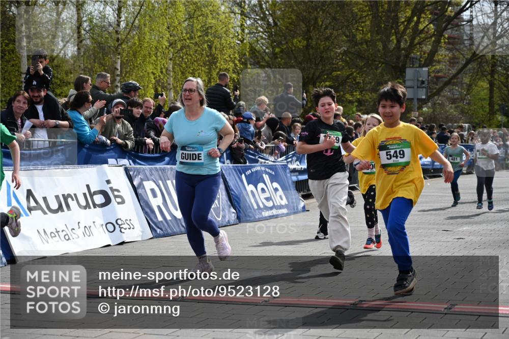 12.04.2026 - 45. Internationalen Wilhelmsburger Insellauf J. Mangold http://msf.ph/oto/9523128 12.04.2026 14:35:46 Ziel 674, 1724, 118, 322, 525, 77, 549, 1729, 606, 13, 850, 481 meine-sportfotos.de
