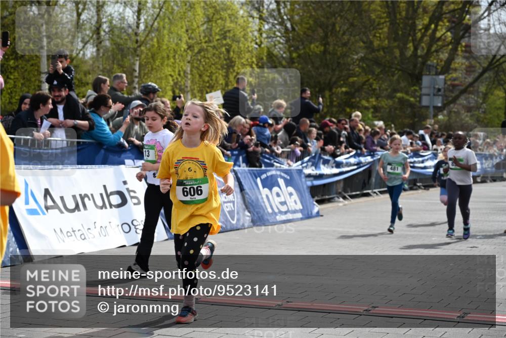 12.04.2026 - 45. Internationalen Wilhelmsburger Insellauf J. Mangold http://msf.ph/oto/9523141 12.04.2026 14:35:48 Ziel 77, 549, 1729, 606, 13, 850, 481, 81 meine-sportfotos.de