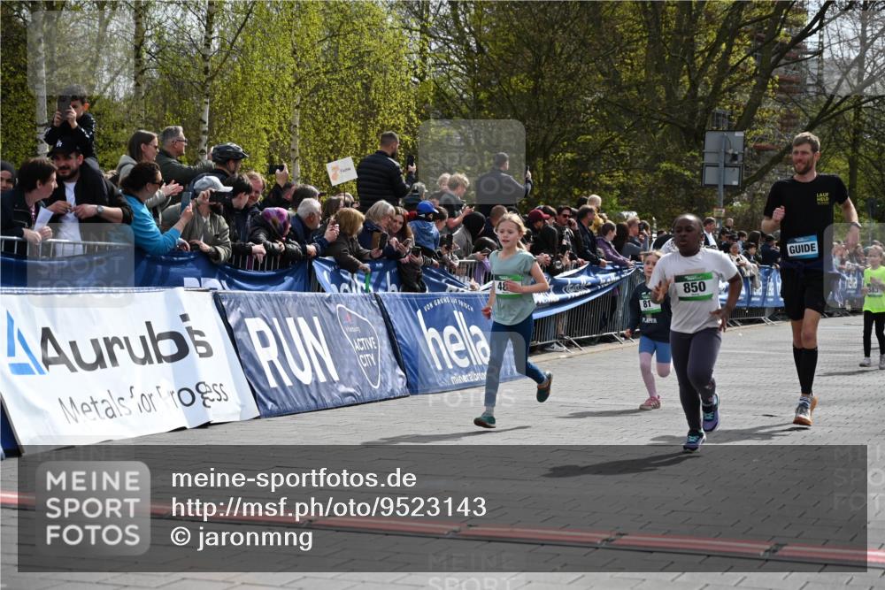 12.04.2026 - 45. Internationalen Wilhelmsburger Insellauf J. Mangold http://msf.ph/oto/9523143 12.04.2026 14:35:49 Ziel 77, 549, 1729, 606, 13, 850, 481, 81 meine-sportfotos.de