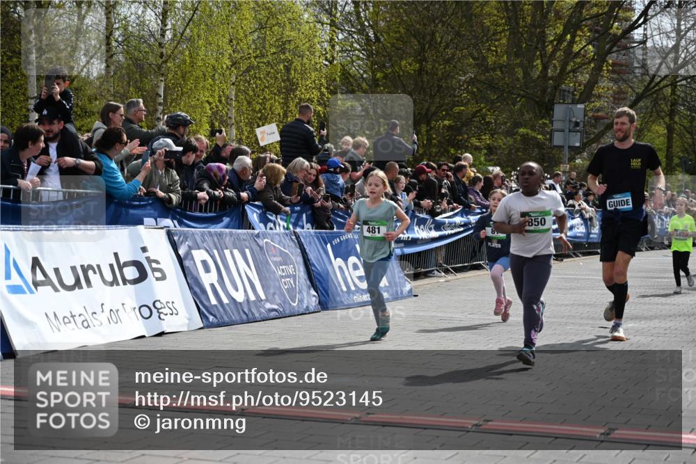 12.04.2026 - 45. Internationalen Wilhelmsburger Insellauf J. Mangold http://msf.ph/oto/9523145 12.04.2026 14:35:49 Ziel 77, 549, 1729, 606, 13, 850, 481, 81 meine-sportfotos.de
