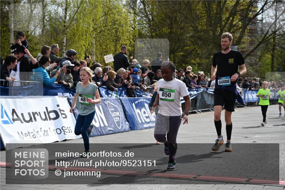 12.04.2026 - 45. Internationalen Wilhelmsburger Insellauf J. Mangold http://msf.ph/oto/9523151 12.04.2026 14:35:50 Ziel 77, 549, 1729, 606, 13, 850, 481, 81, 1069 meine-sportfotos.de