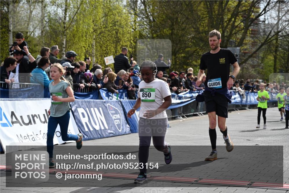 12.04.2026 - 45. Internationalen Wilhelmsburger Insellauf J. Mangold http://msf.ph/oto/9523154 12.04.2026 14:35:50 Ziel 77, 549, 1729, 606, 13, 850, 481, 81, 1069 meine-sportfotos.de