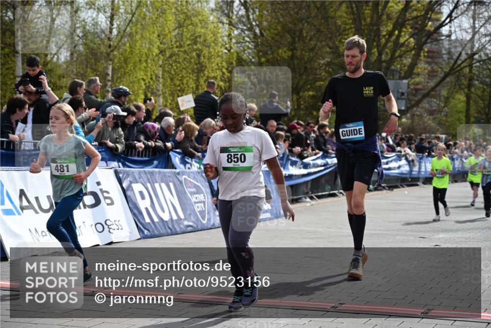 12.04.2026 - 45. Internationalen Wilhelmsburger Insellauf J. Mangold http://msf.ph/oto/9523156 12.04.2026 14:35:50 Ziel 77, 549, 1729, 606, 13, 850, 481, 81, 1069 meine-sportfotos.de