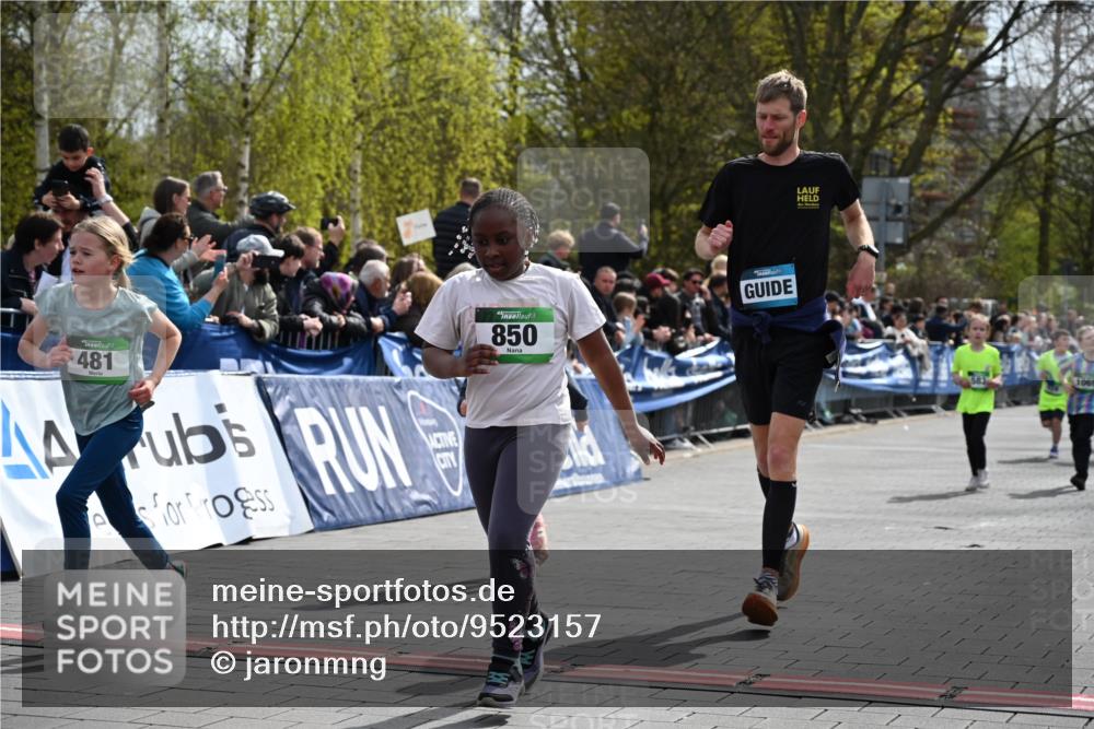 12.04.2026 - 45. Internationalen Wilhelmsburger Insellauf J. Mangold http://msf.ph/oto/9523157 12.04.2026 14:35:50 Ziel 77, 549, 1729, 606, 13, 850, 481, 81, 1069 meine-sportfotos.de
