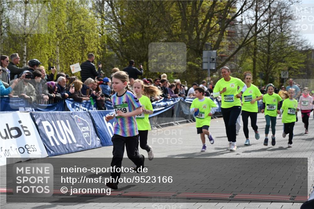 12.04.2026 - 45. Internationalen Wilhelmsburger Insellauf J. Mangold http://msf.ph/oto/9523166 12.04.2026 14:35:54 Ziel 850, 481, 81, 1069, 583, 628, 557, 585, 79, 76 meine-sportfotos.de