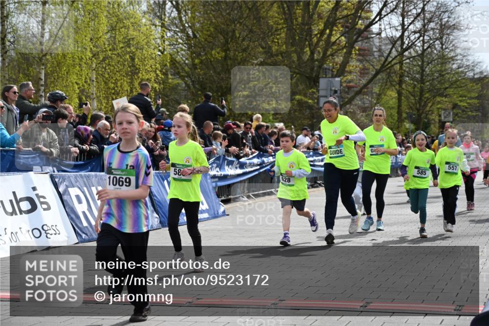 12.04.2026 - 45. Internationalen Wilhelmsburger Insellauf J. Mangold http://msf.ph/oto/9523172 12.04.2026 14:35:54 Ziel 850, 481, 81, 1069, 583, 628, 557, 585, 79, 76 meine-sportfotos.de