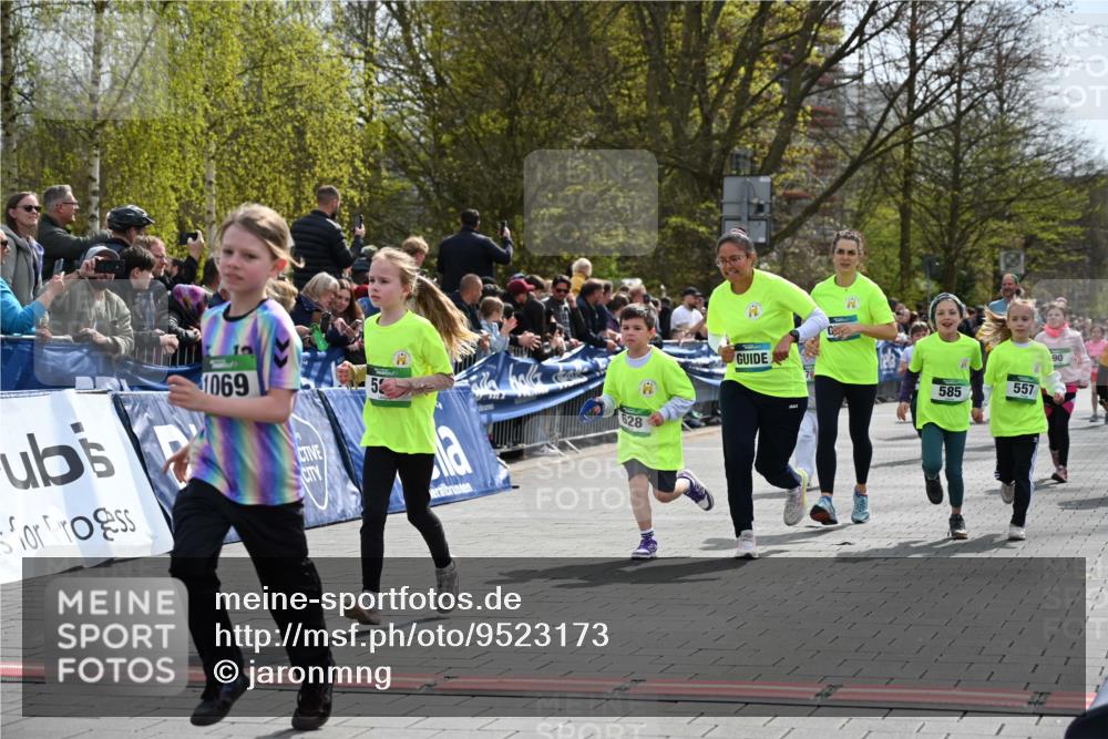 12.04.2026 - 45. Internationalen Wilhelmsburger Insellauf J. Mangold http://msf.ph/oto/9523173 12.04.2026 14:35:54 Ziel 850, 481, 81, 1069, 583, 628, 557, 585, 79, 76 meine-sportfotos.de