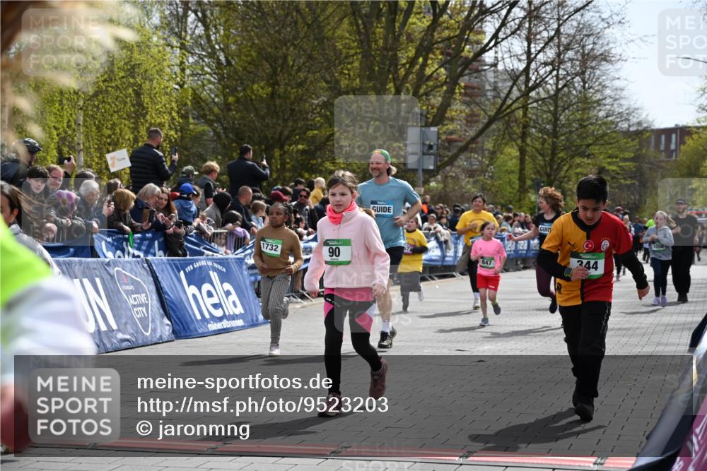 12.04.2026 - 45. Internationalen Wilhelmsburger Insellauf J. Mangold http://msf.ph/oto/9523203 12.04.2026 14:35:59 Ziel 583, 628, 557, 585, 79, 76, 344, 90, 1732, 847, 641 meine-sportfotos.de