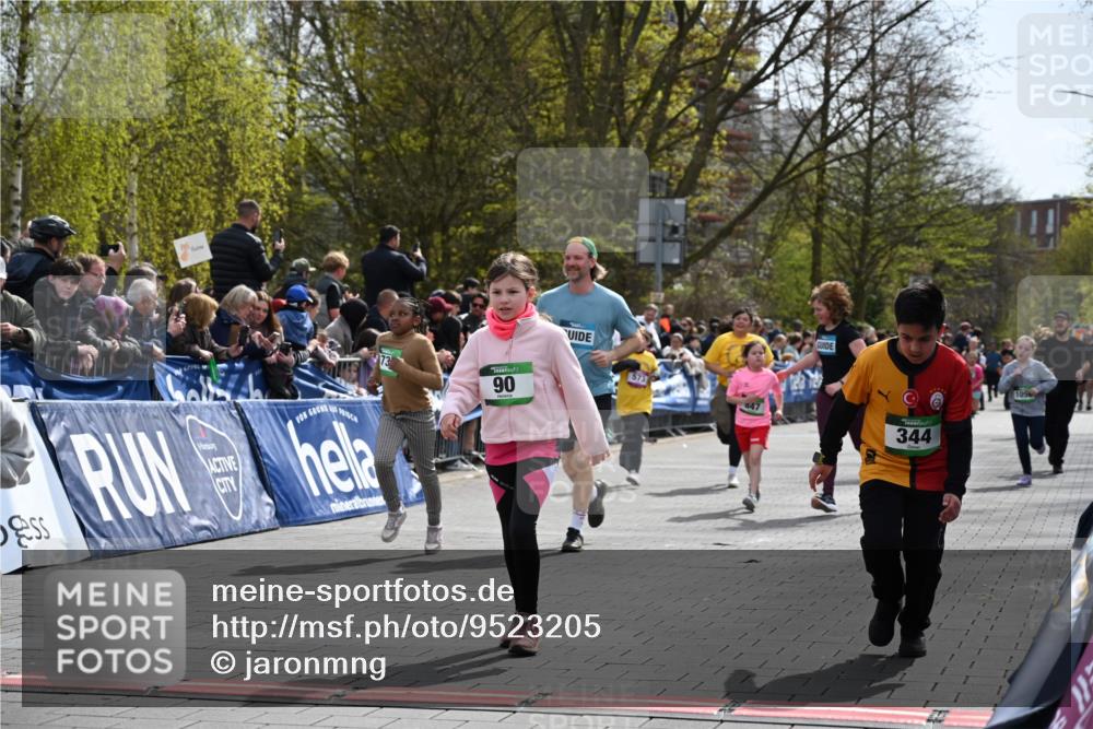 12.04.2026 - 45. Internationalen Wilhelmsburger Insellauf J. Mangold http://msf.ph/oto/9523205 12.04.2026 14:35:59 Ziel 583, 628, 557, 585, 79, 76, 344, 90, 1732, 847, 641 meine-sportfotos.de