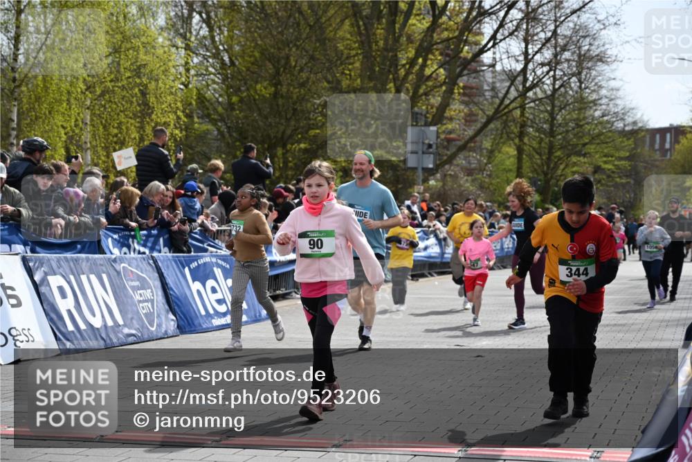 12.04.2026 - 45. Internationalen Wilhelmsburger Insellauf J. Mangold http://msf.ph/oto/9523206 12.04.2026 14:35:59 Ziel 583, 628, 557, 585, 79, 76, 344, 90, 1732, 847, 641 meine-sportfotos.de