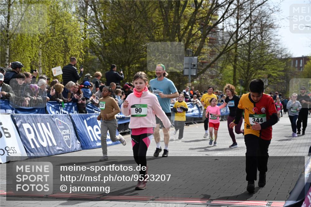 12.04.2026 - 45. Internationalen Wilhelmsburger Insellauf J. Mangold http://msf.ph/oto/9523207 12.04.2026 14:35:59 Ziel 583, 628, 557, 585, 79, 76, 344, 90, 1732, 847, 641 meine-sportfotos.de