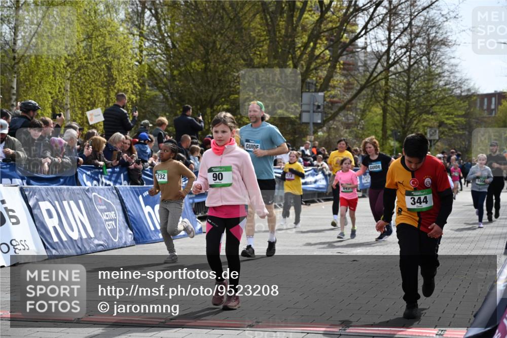 12.04.2026 - 45. Internationalen Wilhelmsburger Insellauf J. Mangold http://msf.ph/oto/9523208 12.04.2026 14:35:59 Ziel 583, 628, 557, 585, 79, 76, 344, 90, 1732, 847, 641 meine-sportfotos.de