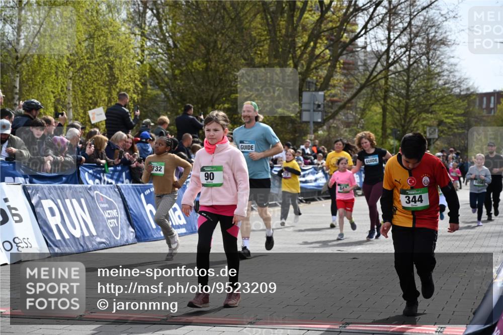 12.04.2026 - 45. Internationalen Wilhelmsburger Insellauf J. Mangold http://msf.ph/oto/9523209 12.04.2026 14:35:59 Ziel 583, 628, 557, 585, 79, 76, 344, 90, 1732, 847, 641 meine-sportfotos.de