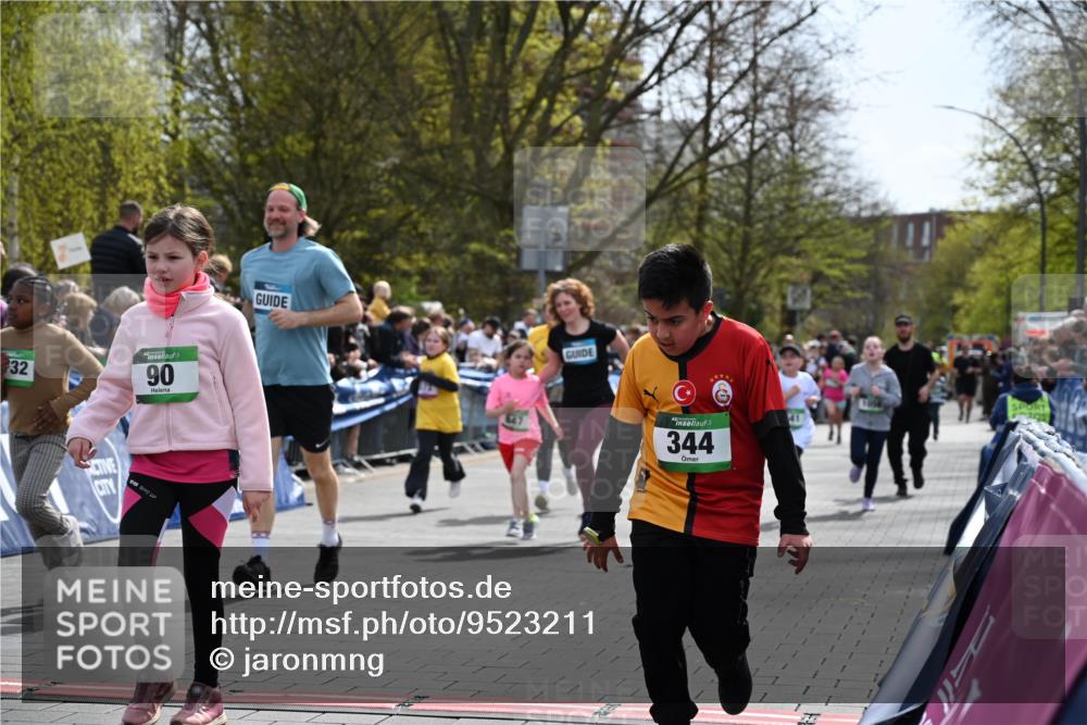 12.04.2026 - 45. Internationalen Wilhelmsburger Insellauf J. Mangold http://msf.ph/oto/9523211 12.04.2026 14:36:00 Ziel 628, 557, 585, 79, 76, 344, 90, 1732, 847, 641, 1056, 411 meine-sportfotos.de