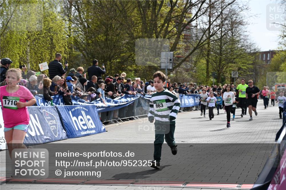 12.04.2026 - 45. Internationalen Wilhelmsburger Insellauf J. Mangold http://msf.ph/oto/9523251 12.04.2026 14:36:08 Ziel 1056, 411, 93, 148, 1710, 863, 820 meine-sportfotos.de