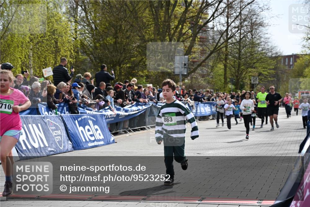 12.04.2026 - 45. Internationalen Wilhelmsburger Insellauf J. Mangold http://msf.ph/oto/9523252 12.04.2026 14:36:08 Ziel 1056, 411, 93, 148, 1710, 863, 820 meine-sportfotos.de