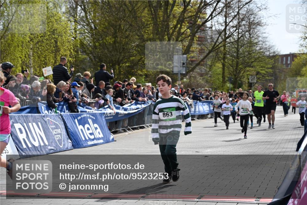 12.04.2026 - 45. Internationalen Wilhelmsburger Insellauf J. Mangold http://msf.ph/oto/9523253 12.04.2026 14:36:08 Ziel 1056, 411, 93, 148, 1710, 863, 820 meine-sportfotos.de