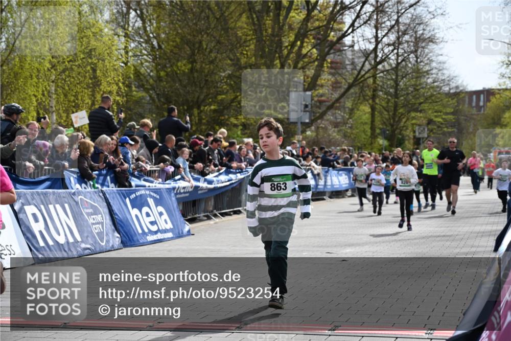 12.04.2026 - 45. Internationalen Wilhelmsburger Insellauf J. Mangold http://msf.ph/oto/9523254 12.04.2026 14:36:08 Ziel 1056, 411, 93, 148, 1710, 863, 820 meine-sportfotos.de