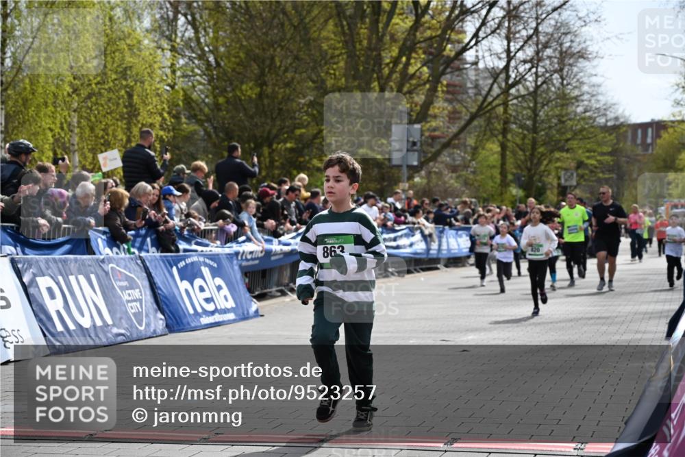 12.04.2026 - 45. Internationalen Wilhelmsburger Insellauf J. Mangold http://msf.ph/oto/9523257 12.04.2026 14:36:09 Ziel 93, 148, 1710, 863, 820 meine-sportfotos.de