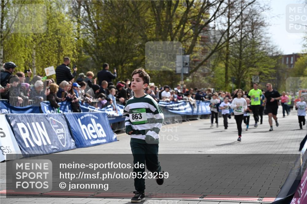 12.04.2026 - 45. Internationalen Wilhelmsburger Insellauf J. Mangold http://msf.ph/oto/9523259 12.04.2026 14:36:09 Ziel 93, 148, 1710, 863, 820 meine-sportfotos.de