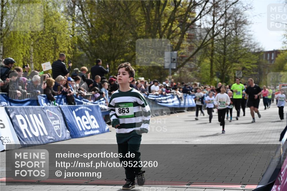 12.04.2026 - 45. Internationalen Wilhelmsburger Insellauf J. Mangold http://msf.ph/oto/9523260 12.04.2026 14:36:09 Ziel 93, 148, 1710, 863, 820 meine-sportfotos.de