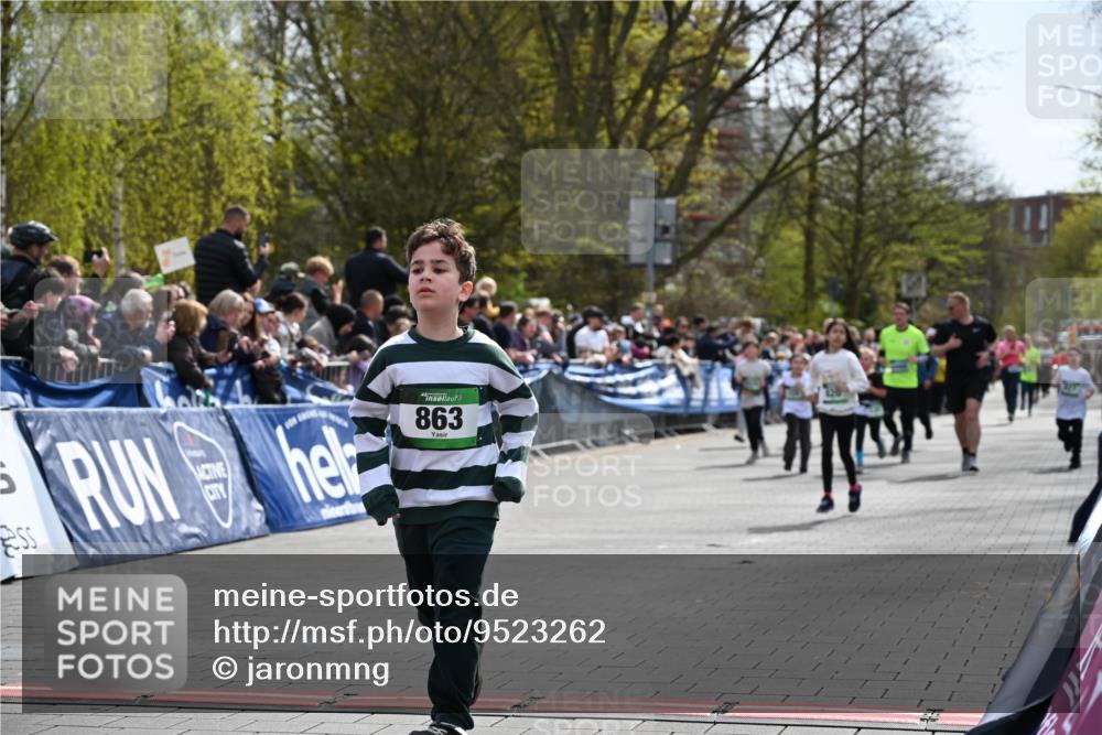 12.04.2026 - 45. Internationalen Wilhelmsburger Insellauf J. Mangold http://msf.ph/oto/9523262 12.04.2026 14:36:09 Ziel 93, 148, 1710, 863, 820 meine-sportfotos.de