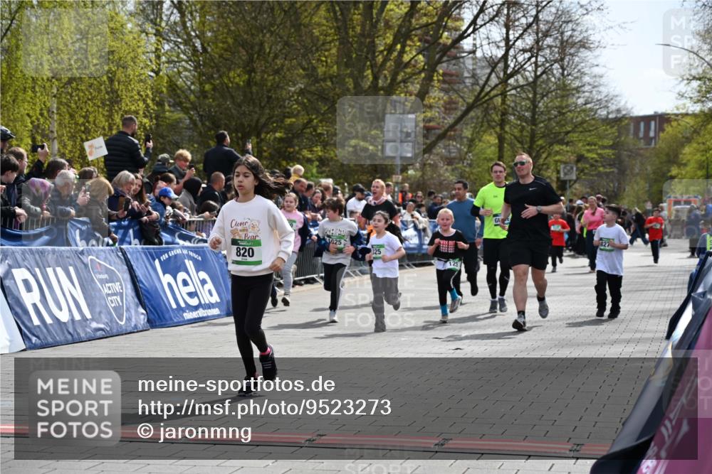 12.04.2026 - 45. Internationalen Wilhelmsburger Insellauf J. Mangold http://msf.ph/oto/9523273 12.04.2026 14:36:12 Ziel 1710, 863, 820, 328, 1025, 360, 325, 125, 827 meine-sportfotos.de