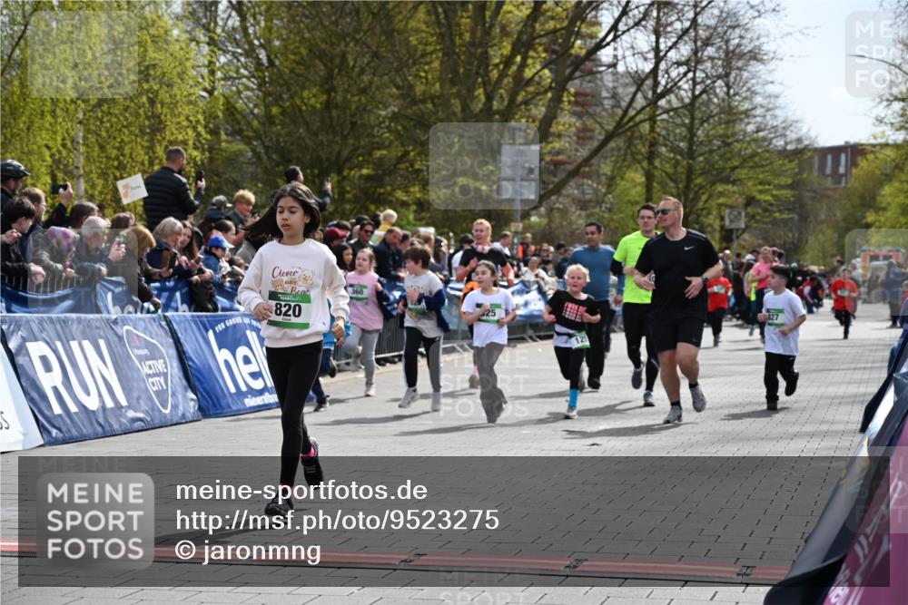 12.04.2026 - 45. Internationalen Wilhelmsburger Insellauf J. Mangold http://msf.ph/oto/9523275 12.04.2026 14:36:12 Ziel 1710, 863, 820, 328, 1025, 360, 325, 125, 827 meine-sportfotos.de