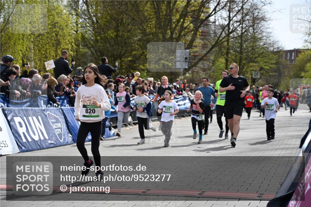 12.04.2026 - 45. Internationalen Wilhelmsburger Insellauf J. Mangold http://msf.ph/oto/9523277 12.04.2026 14:36:12 Ziel 1710, 863, 820, 328, 1025, 360, 325, 125, 827 meine-sportfotos.de