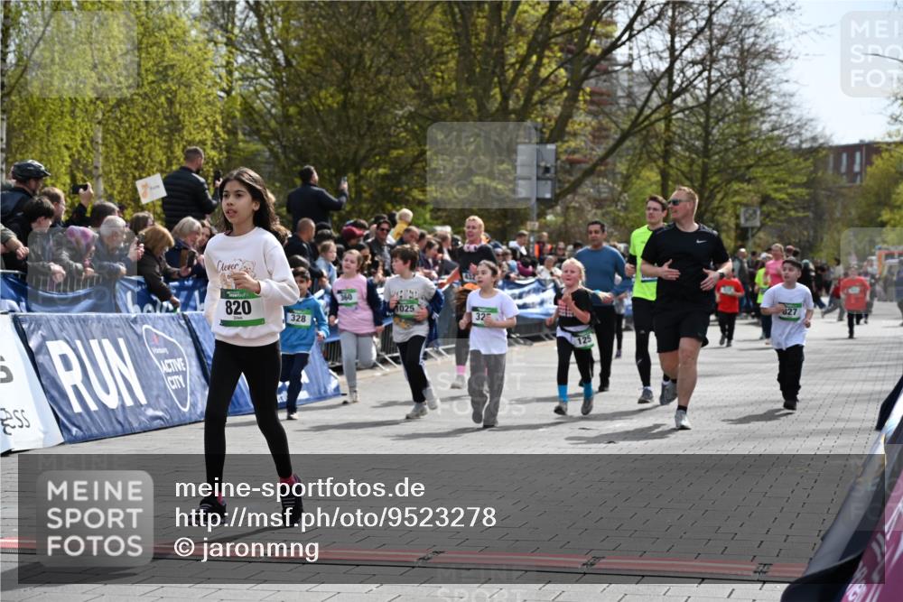 12.04.2026 - 45. Internationalen Wilhelmsburger Insellauf J. Mangold http://msf.ph/oto/9523278 12.04.2026 14:36:12 Ziel 1710, 863, 820, 328, 1025, 360, 325, 125, 827 meine-sportfotos.de