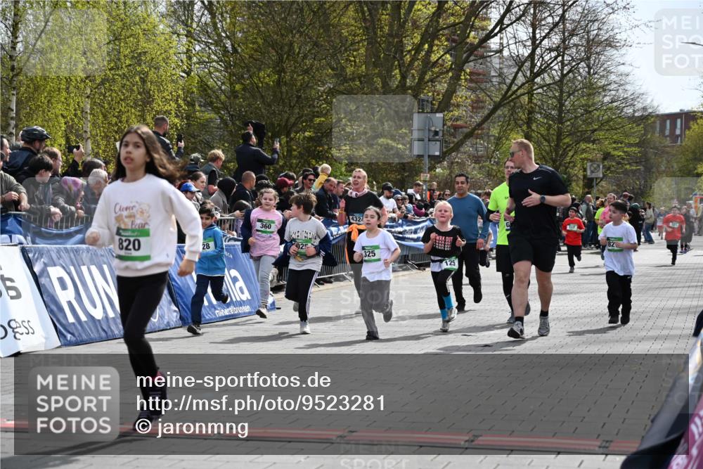 12.04.2026 - 45. Internationalen Wilhelmsburger Insellauf J. Mangold http://msf.ph/oto/9523281 12.04.2026 14:36:12 Ziel 1710, 863, 820, 328, 1025, 360, 325, 125, 827 meine-sportfotos.de