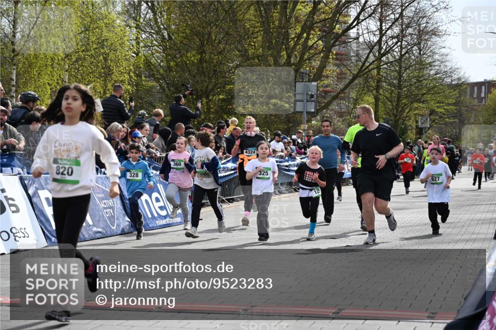 12.04.2026 - 45. Internationalen Wilhelmsburger Insellauf J. Mangold http://msf.ph/oto/9523283 12.04.2026 14:36:13 Ziel 820, 328, 1025, 360, 325, 125, 827 meine-sportfotos.de