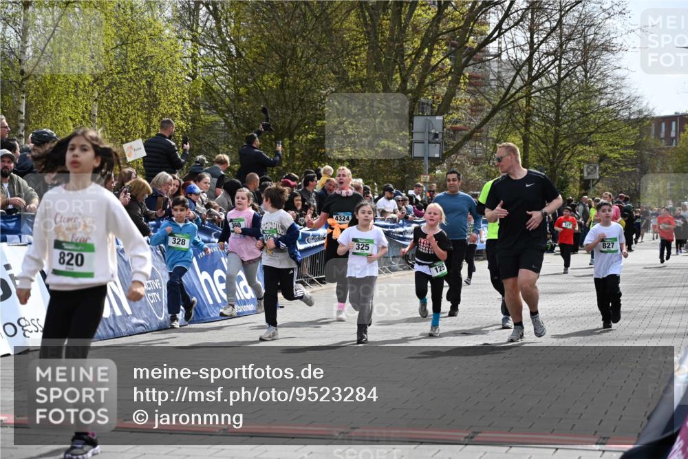 12.04.2026 - 45. Internationalen Wilhelmsburger Insellauf J. Mangold http://msf.ph/oto/9523284 12.04.2026 14:36:13 Ziel 820, 328, 1025, 360, 325, 125, 827 meine-sportfotos.de