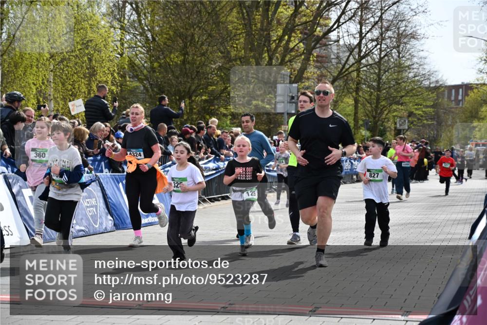 12.04.2026 - 45. Internationalen Wilhelmsburger Insellauf J. Mangold http://msf.ph/oto/9523287 12.04.2026 14:36:14 Ziel 820, 328, 1025, 360, 325, 125, 827, 1024 meine-sportfotos.de