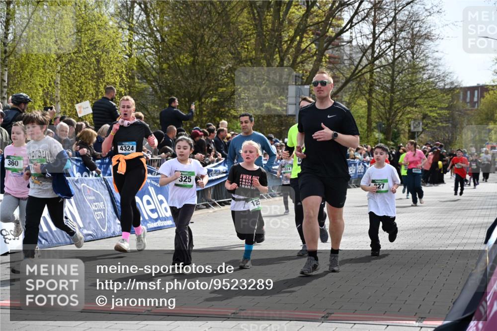 12.04.2026 - 45. Internationalen Wilhelmsburger Insellauf J. Mangold http://msf.ph/oto/9523289 12.04.2026 14:36:14 Ziel 820, 328, 1025, 360, 325, 125, 827, 1024 meine-sportfotos.de