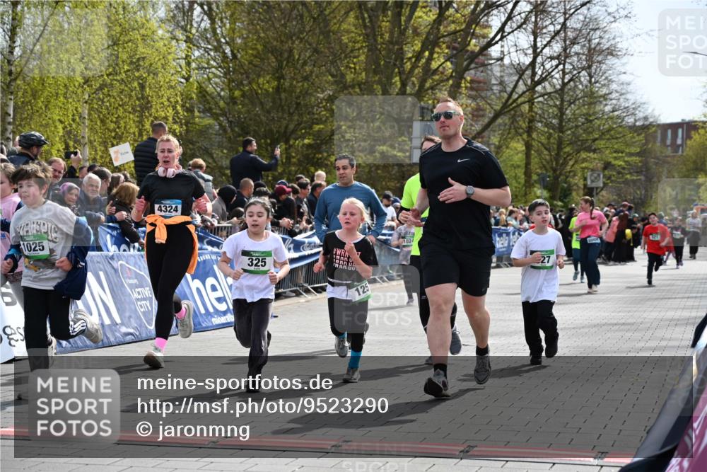 12.04.2026 - 45. Internationalen Wilhelmsburger Insellauf J. Mangold http://msf.ph/oto/9523290 12.04.2026 14:36:14 Ziel 820, 328, 1025, 360, 325, 125, 827, 1024 meine-sportfotos.de