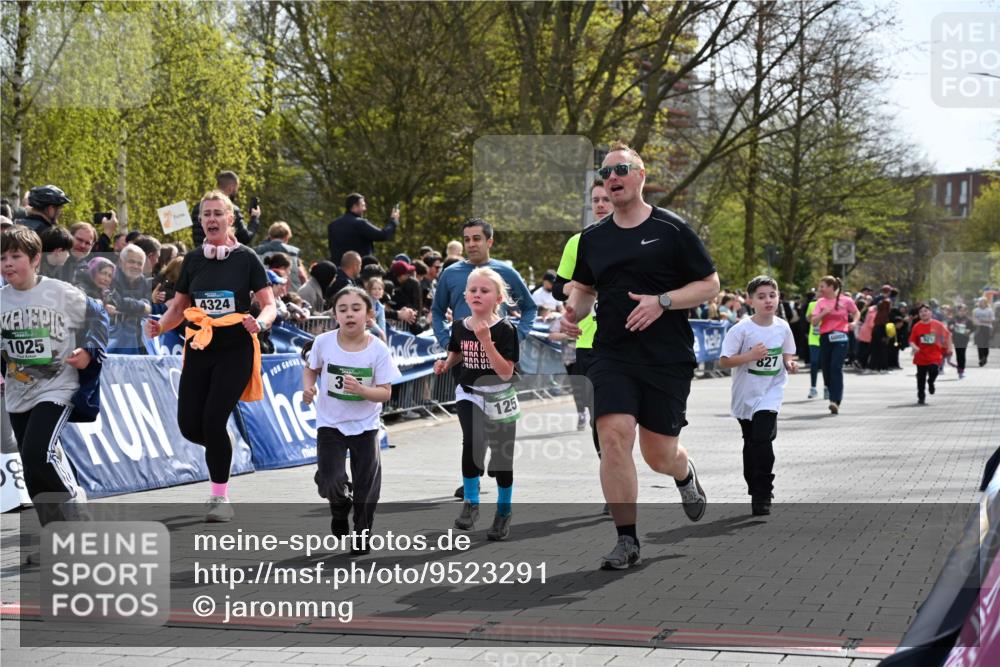 12.04.2026 - 45. Internationalen Wilhelmsburger Insellauf J. Mangold http://msf.ph/oto/9523291 12.04.2026 14:36:14 Ziel 820, 328, 1025, 360, 325, 125, 827, 1024 meine-sportfotos.de
