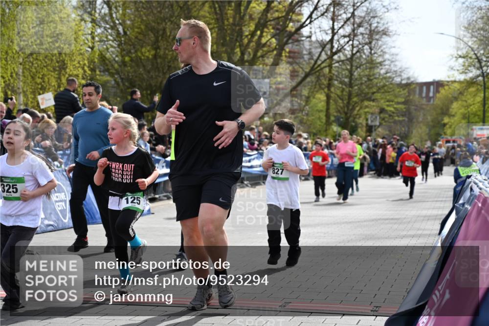 12.04.2026 - 45. Internationalen Wilhelmsburger Insellauf J. Mangold http://msf.ph/oto/9523294 12.04.2026 14:36:15 Ziel 820, 328, 1025, 360, 325, 125, 827, 1024 meine-sportfotos.de