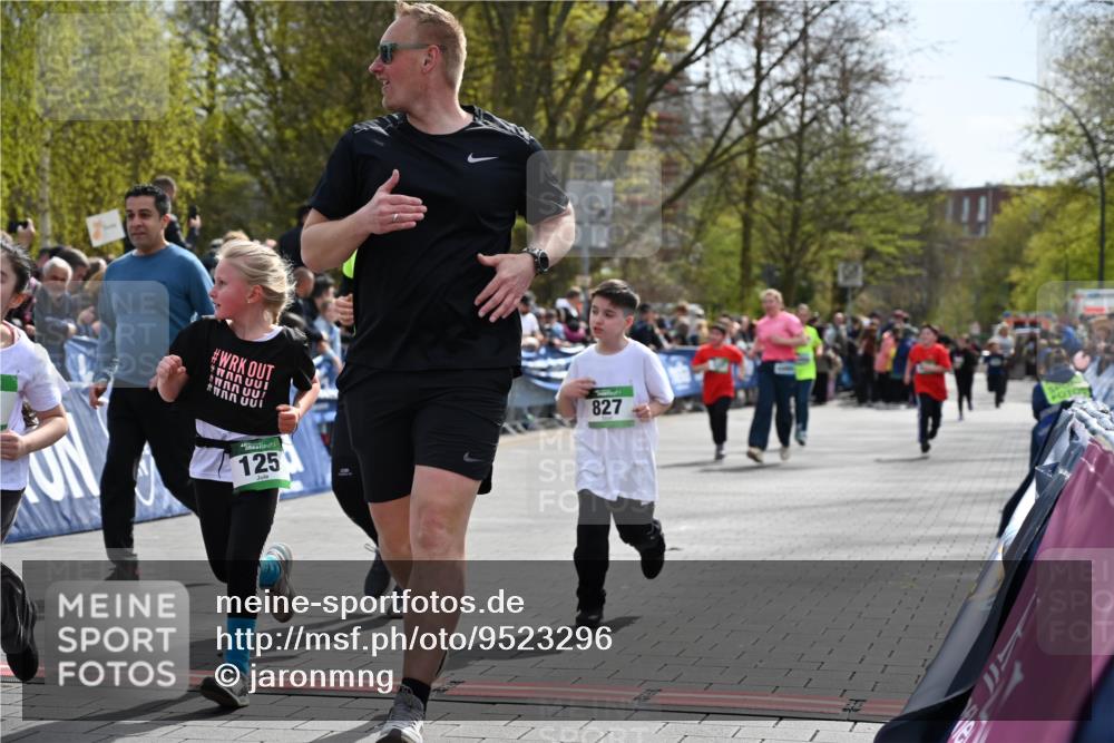 12.04.2026 - 45. Internationalen Wilhelmsburger Insellauf J. Mangold http://msf.ph/oto/9523296 12.04.2026 14:36:15 Ziel 820, 328, 1025, 360, 325, 125, 827, 1024 meine-sportfotos.de