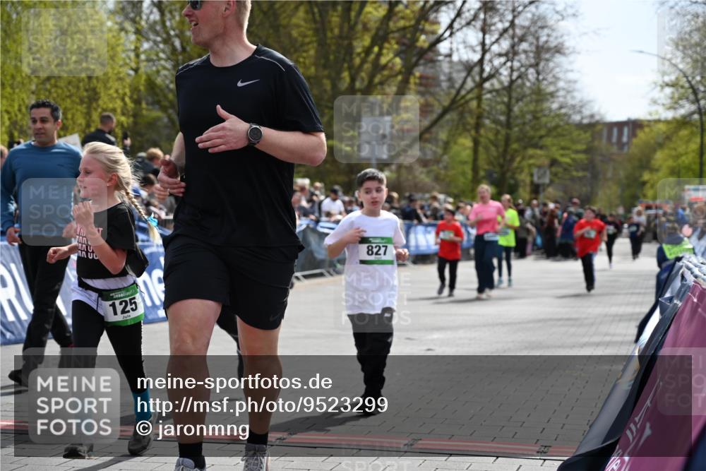 12.04.2026 - 45. Internationalen Wilhelmsburger Insellauf J. Mangold http://msf.ph/oto/9523299 12.04.2026 14:36:15 Ziel 820, 328, 1025, 360, 325, 125, 827, 1024 meine-sportfotos.de