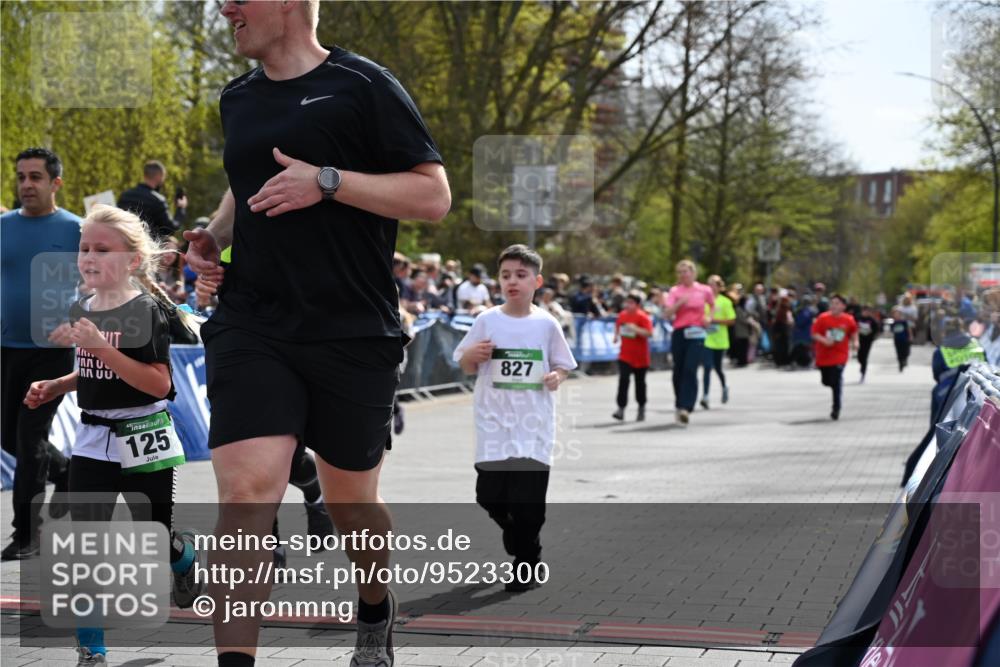 12.04.2026 - 45. Internationalen Wilhelmsburger Insellauf J. Mangold http://msf.ph/oto/9523300 12.04.2026 14:36:15 Ziel 820, 328, 1025, 360, 325, 125, 827, 1024 meine-sportfotos.de