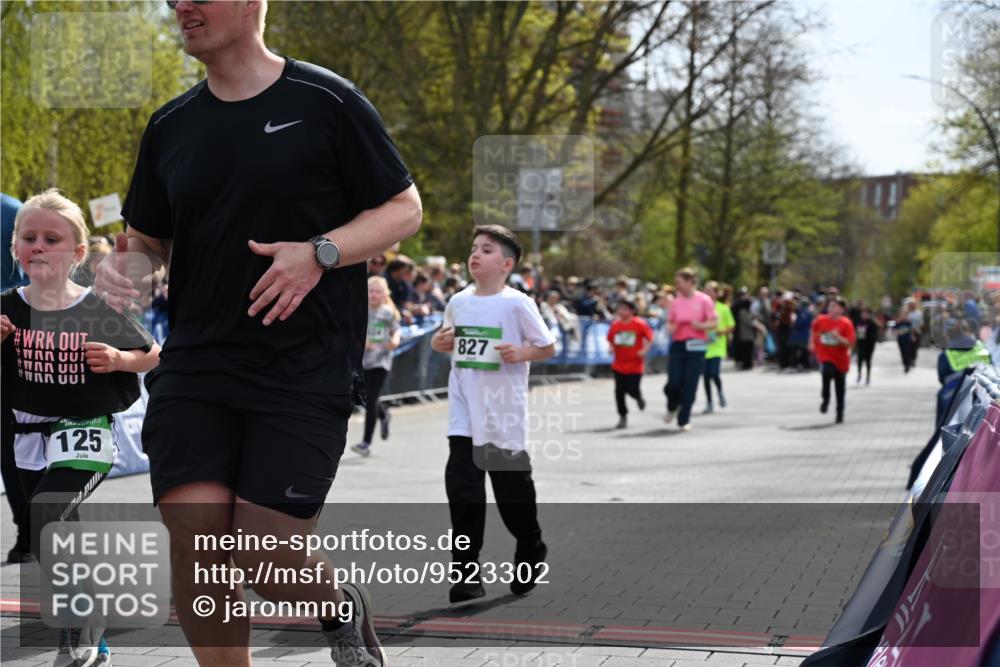 12.04.2026 - 45. Internationalen Wilhelmsburger Insellauf J. Mangold http://msf.ph/oto/9523302 12.04.2026 14:36:15 Ziel 820, 328, 1025, 360, 325, 125, 827, 1024 meine-sportfotos.de