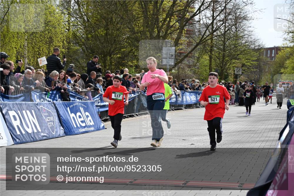 12.04.2026 - 45. Internationalen Wilhelmsburger Insellauf J. Mangold http://msf.ph/oto/9523305 12.04.2026 14:36:19 Ziel 125, 827, 1024, 517, 521 meine-sportfotos.de
