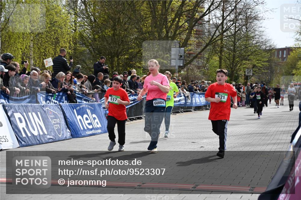 12.04.2026 - 45. Internationalen Wilhelmsburger Insellauf J. Mangold http://msf.ph/oto/9523307 12.04.2026 14:36:19 Ziel 125, 827, 1024, 517, 521 meine-sportfotos.de