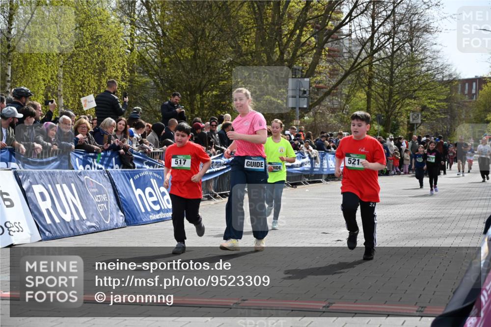 12.04.2026 - 45. Internationalen Wilhelmsburger Insellauf J. Mangold http://msf.ph/oto/9523309 12.04.2026 14:36:19 Ziel 125, 827, 1024, 517, 521 meine-sportfotos.de