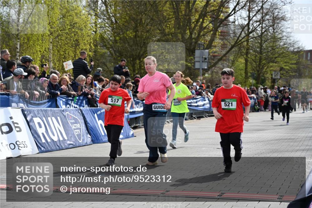 12.04.2026 - 45. Internationalen Wilhelmsburger Insellauf J. Mangold http://msf.ph/oto/9523312 12.04.2026 14:36:19 Ziel 125, 827, 1024, 517, 521 meine-sportfotos.de